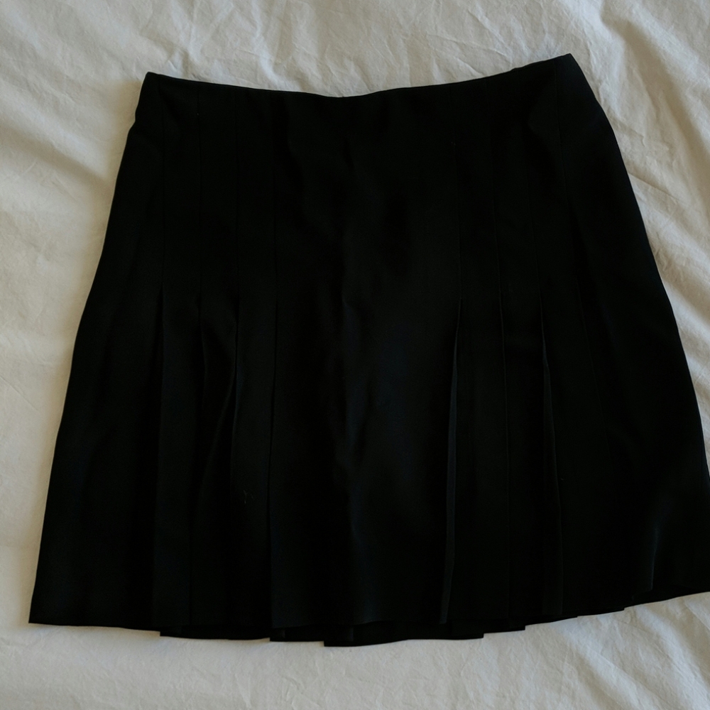 Black pleated mini skirt